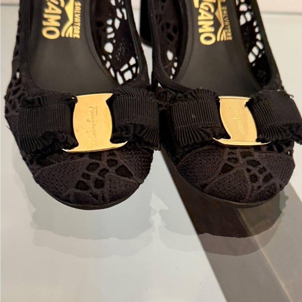 Salvatore Ferragamo Vara Bow Lace Round Heel Pumps, Size 6 - Picture 3 of 16